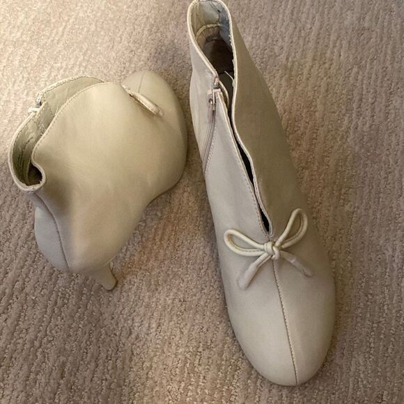 Hot in Hollywood Womens Winter White Booties with Spat Covers, Size 7.5M - Picture 6 of 16